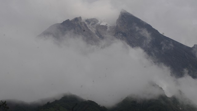 Puncak gunung Merapi mengeluarkan asap putih terlihat dari Balerante, Kemalang, Klaten, Jawa Tengah, Kamis (10/3). Foto: Aloysius Jarot Nugroho/ANTARA FOTO