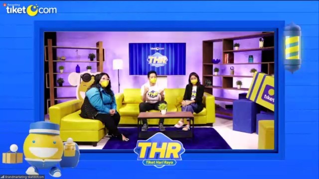 Co-Founder & Chief Marketing Officer, tiket.com, Gaery Undarsa (kiri)
VP of Brand Marketing, tiket.com, Maria Risa Puspitasari (kanan) saat memberikan keterangan resmi dalam webinar virtual THR tiket.com, Senin (11/4). Foto: Gitario Vista Inasis/kumparan