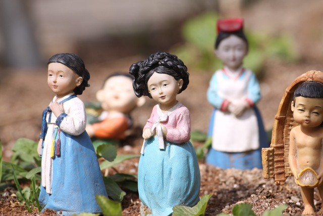 Ilustrasi perempuan menggunakan pakaian Hanbok dan seorang dayang di belakangnya. (sumber: pixabay.com)