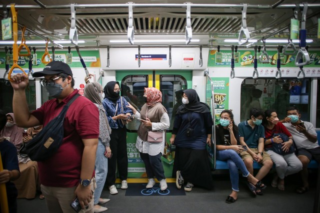 Penumpang menaiki MRT di Stasiun Bundaran HI, Jakarta, Jumat (6/5/2022).  Foto: Rivan Awal Lingga/ANTARA FOTO