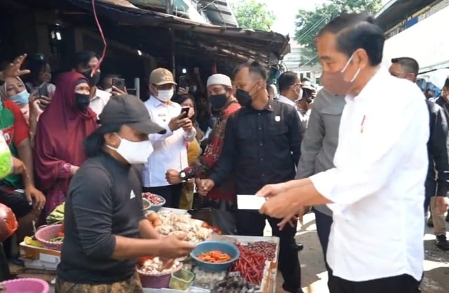 Presiden Jokowi memberikan bantuan BLT Minyak Goreng kepada pedagang di Pasar Kanoman Kota Cirebon Jawa Barat.(Foto : Biro Pers, Media dan Informasi Sekretariat Presiden)