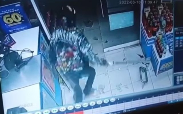 Pelaku penyerangan sejumlah pengunjung gerai indomaret yang terekam CCTV. Foto: Tangkapan layar video CCTV.
