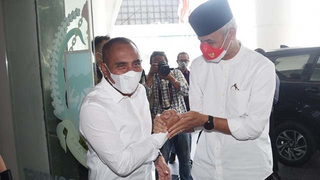Gubernur Jawa Tengah Ganjar Pranowo bertemu dengan Gubernur Sumatera Utara Edy Rahmayadi di Medan.  Foto: Pemprov Sumut