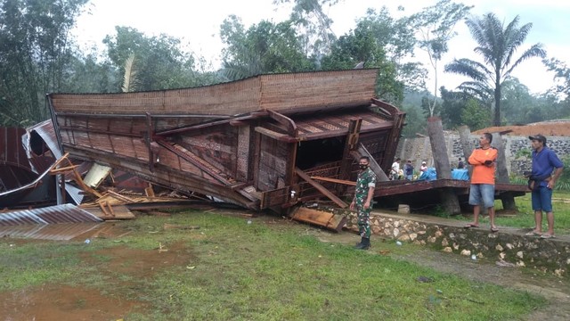 Rumah adat di Toraja Utara hancur akibat diterjang angin puting beliung, Jumat (8/4).  Foto: Dok. Istimewa