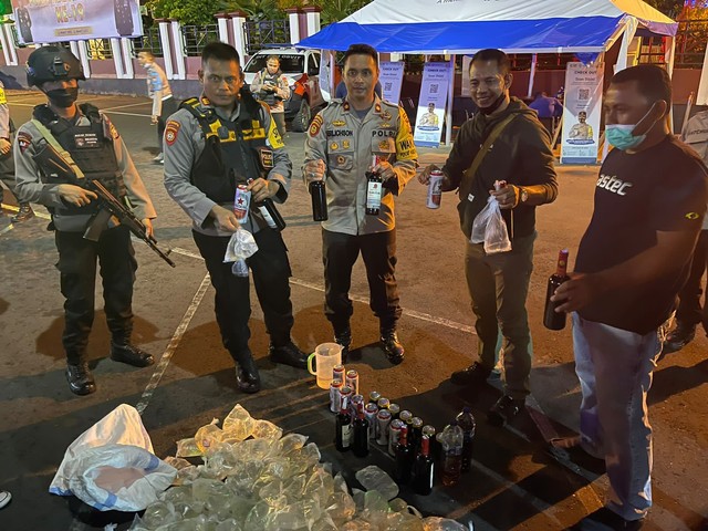 Barang bukti minuman keras berbagai merek yang berhasil diamankan anggota Polda Maluku Utara dalam Operasi Pekat Kie Raha jelang Ramadhan. Foto: Istimewa