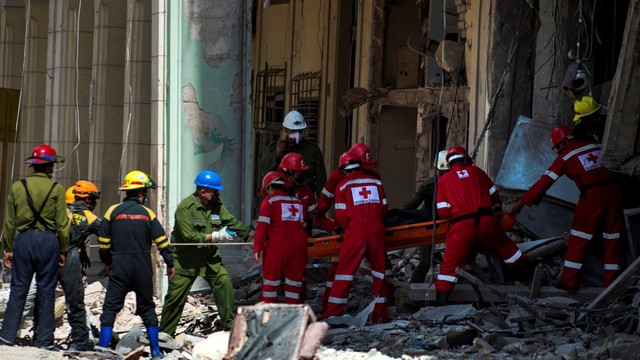 Petugas penyelamat mengeluarkan mayat dari reruntuhan Hotel Saratoga, di Havana, Kuba, Sabtu (7/8/2022). Foto: YAMIL LAGE/AFP