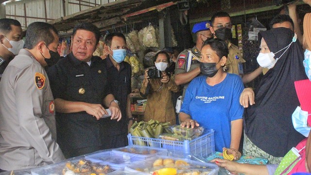 Gubernur Sumsel sidak pasar pastikan stok sembako aman jelang ramadhan, Selasa (29/3) Foto: abp/bagusrizkif/Urban Id