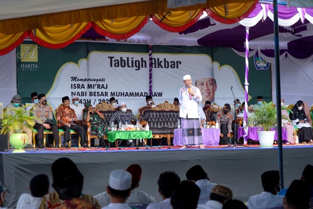 Ustadz Das’ad Latif saat menjadi penceramah dalam kegiatan Tablig Akbar perayaan Isra Mikraj di Desa Buton, Kecamatan Obi, Halmahera Selatan. Foto: Dok. HARITA