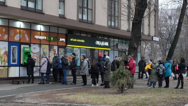 Orang-orang berbaris untuk menarik uang mereka dari ATM di Kyiv, Ukraina, Kamis, 24 Februari 2022. Foto: Efrem Lukatsky/AP