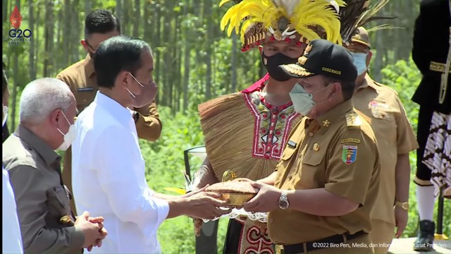 Gubernur Lampung menyerahkan tanah dan air di Ibu Kota Negara, Nusantara, Senin (14/3/2022) | Foto: YouTube Sekretariat Presiden