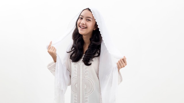 Ilustrasi Gamis Putih. Foto: Shutterstock