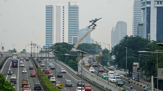 Kendaraan memadati sejumlah ruas jalan di Jakarta setelah libur Lebaran berakhir pada Senin (9/5/2022). Foto: Iqbal Firdaus/kumparan