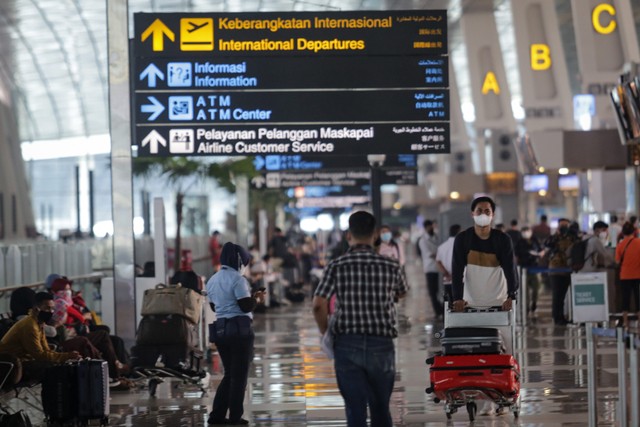 Calon penumpang pesawat berjalan di area Terminal 3 Bandara Internasional Soekarno Hatta, Tangerang, Banten, Selasa (21/9/2021). Foto: Fauzan/Antara Foto