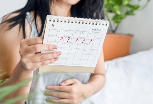 Ilustrasi perbedaan telat haid dengan hamil. Foto: Shutterstock