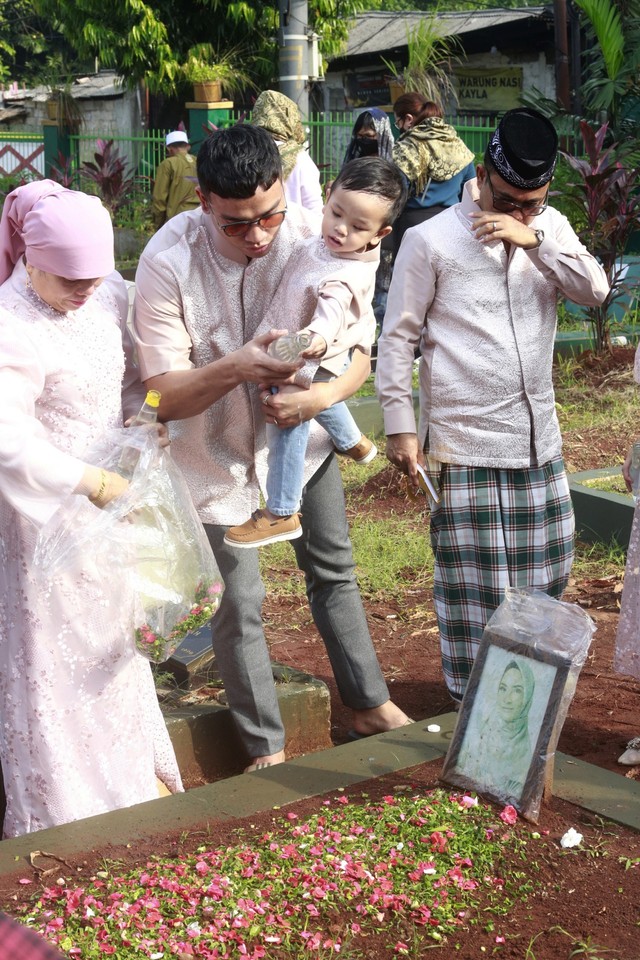 Keluarga Haji Faisal saat berziarah ke makam almarhum Febri Andriansyah alias Bibi Andriansyah dan Vanessa Angel di Jakarta, Senin (2/5/2022). Foto: Agus Apriyanto