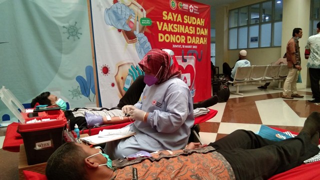 Persatuan Perawat Nasional Indonesia (PPNI) Komisariat RSUD Cideres bekerjasama dengan PMI Kabupaten Majalengka kembali menggelar kegiatan donor darah bertempat di gedung RSUD Cideres. (Tomi Indra)