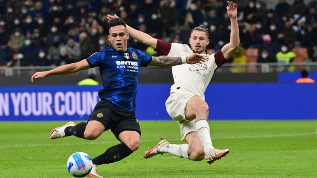 Pemain depan Inter Milan Argentina Lautaro Martinez (kiri) menembak dan mencetak gol ketiga timnya selama pertandingan sepak bola Serie A Italia antara Inter Milan dan Salernitana di Stadion Giuseppe Meazza, Jumat (4/3/2022). Foto: Miguel Medina/AFP