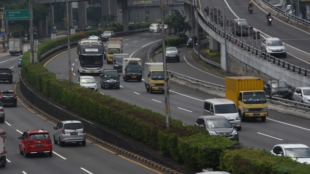 Kendaraan melintas di ruas Tol Dalam Kota, Jalan Gatot Subroto, Jakarta, Jumat (1/4/2022).  Foto: Indrianto Eko Suwarso/ANTARA FOTO