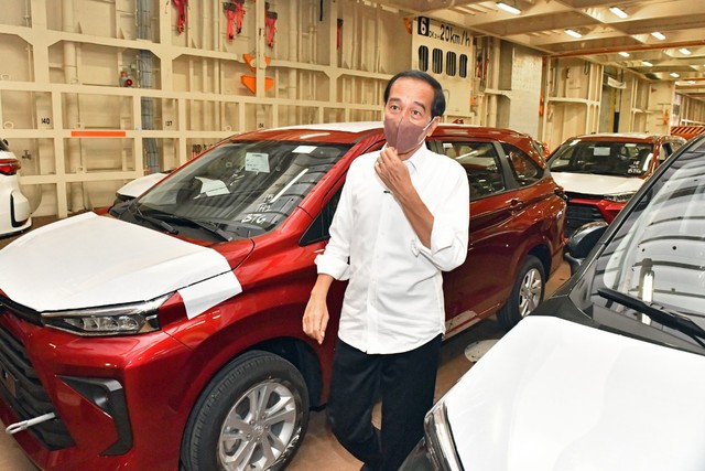 Presiden Joko Widodo meninjau unit-unit mobil siap diekspor saat kunjungan kerja ke Kawasan Pelabuhan Patimban, Subang, Jawa Barat, Selasa (8/3/2022).
Foto: Agus Suparto/Biro Pers Sekretariat Presiden