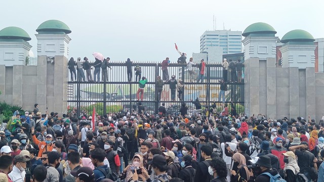 Massa STM dan warga menaiki pagar saat demo 11 April di DPR RI, Jakarta, Senin (11/4).  Foto: Aditia Noviansyah/kumparan