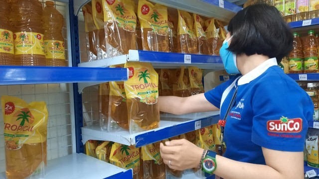 Stok minyak goreng kemasan langsung melimpah usai pemerintah mencabut HET, seperti terlihat di Naga Swalayan Tanjung Barat, Rabu (16/3/2022). Foto: Ave Airiza Gunanto/kumparan