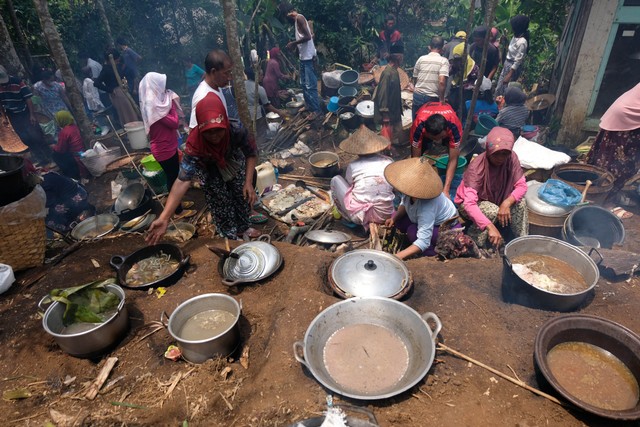 Warga memasak daging kambing saat tradisi Nyadran Kramat di Dusun Pete, Kembangsari, Kandangan, Temanggung, Jawa Tengah, Jumat (25/3/2022). Foto: ANTARA FOTO/Anis Efizudin