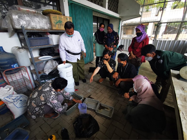 Dosen UMY Adakan Pelatihan Pembuatan Pupuk dengan Limbah Ulat Sutra Samia