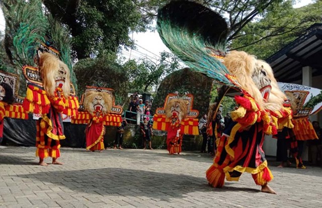 Pegiat seni Reog Ponorogo dari Malang Raya beratraksi di Dewan Kesenian Malang (M Sholeh)