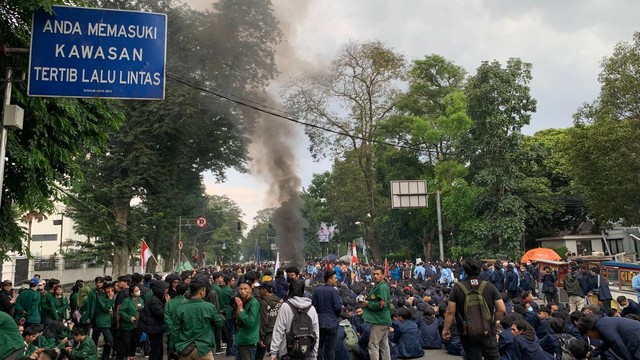 Massa mahasiswa bakar ban saat demonstrasi di depan Gedung DPRD Jawa Barat. Foto: Dok. Ulfah Salsabilah