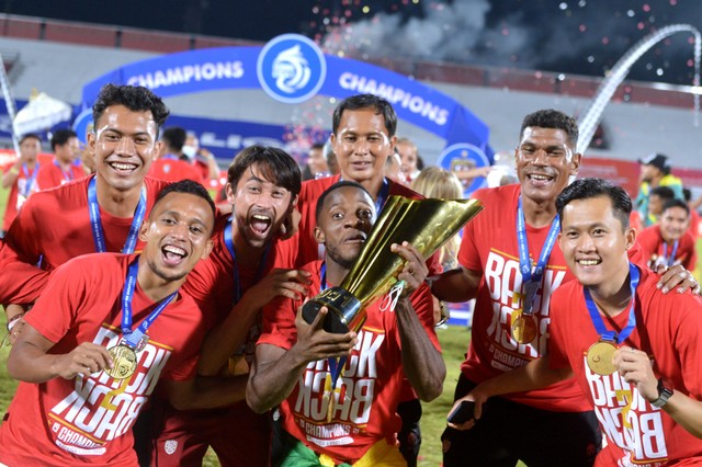 Pemain Bali United merayakan kegembiraan saat penganugerahan juara Liga 1 di Stadion Kapten I Wayan Dipta, Gianyar, Bali, Kamis (31/3/2022). Foto: Fikri Yusuf/Antara Foto