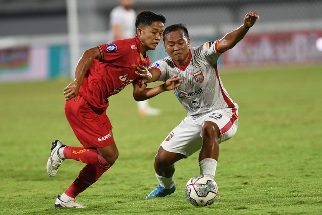 Pemain Borneo FC Wawan Febrianto berebut bola dengan pemain Persija Jakarta Rio Fahmi dalam pertandingan sepak bola Liga 1 di Stadion I Wayan Dipta, Gianyar, Bali, Kamis (10/3/2022). Foto: Nyoman Budhiana/Antara Foto