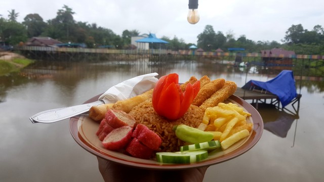 Sarapan pagi yang disediakan oleh pengelola wisata Danau Limau, Desa Lalang. Foto: Lukman Hakim/InfoPBUN