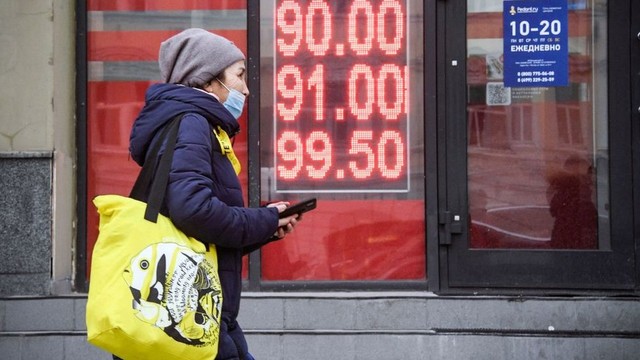 Ada berbagai perkiraan, namun para pakar percaya ekonomi Rusia akan menyusut sebanyak 7-15% tahun ini.