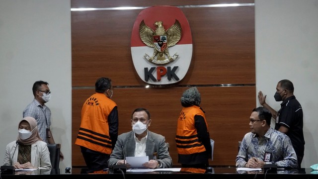 Konfrensi pers Bupati Bogor Ade Yasin dan 7 orang lainnya setelah ditetapkan sebagai tersangka kasus korupsi di Gedung KPK, Jakarta pada Kamis (28/4/2022). Foto: Iqbal Firdaus/kumparan