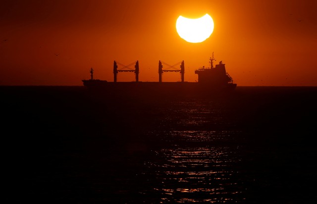 Gerhana matahari parsial terlihat saat matahari terbenam di Vina del Mar, Chile. Foto: Rodrigo Garrido/REUTERS