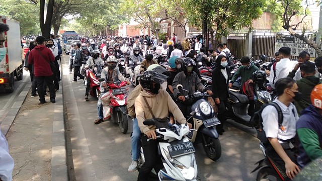 Kemacetan akibat recruitmen Kantor Lion Air di jalan Suryadharma Neglasari. Foto: Polsek Neglasari