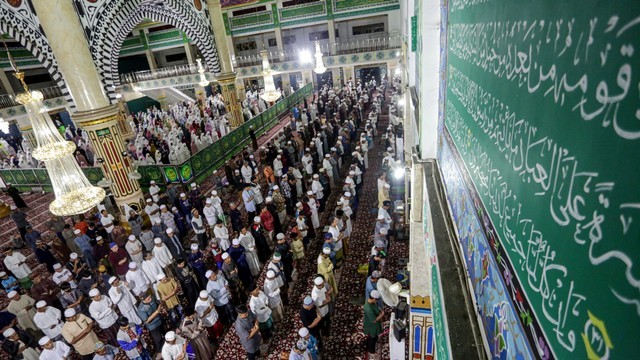 Umat Islam melaksanakan Salat Tarawih di Masjid Raya Nurul Islam, Palangka Raya, Kalimantan Tengah, Sabtu (2/4/2022). Foto: Makna Zaezar/ANTARA FOTO