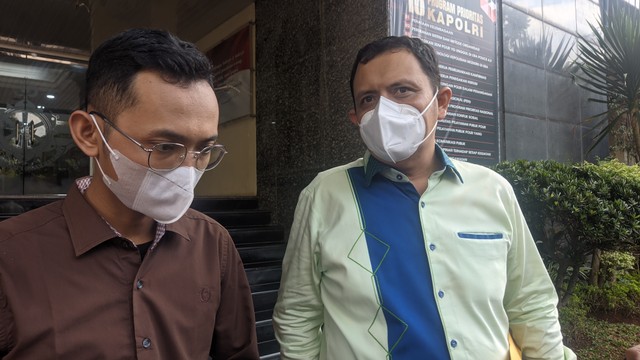 Kuasa hukum Guntur Romli, Aulia Fahmi (kanan) di Polda Metro Jaya, Jakarta, Selasa (26/4). Foto: Jonathan Devin/kumparan