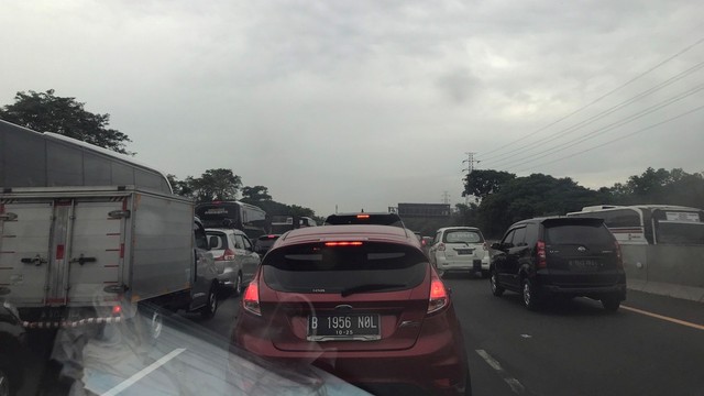 Situasi Jalan tol Jakarta-Cikampek alami kemacetan, Kamis (28/4/2022). Foto: Raka