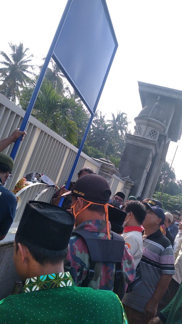 Papan nama kehormatan Muhammadiyah kembali dipasang usai di Tampo. Foto: Muhammadiyah