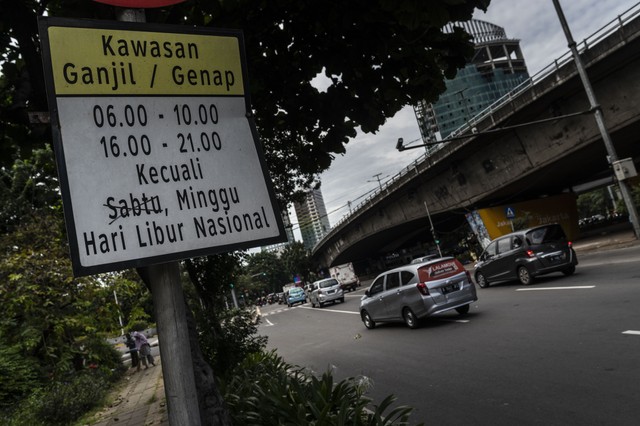 Kendaraan melintas di Jalan Letjen S Parman, Jakarta, Jumat (29/4/2022). Foto: ANTARA FOTO/Aprillio Akbar