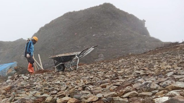 Pekerja Palapa Timur Telematika saat mengerjakan proyek di Kabupaten Puncak Papua. (Foto Humas Palapa Timur Telematika)