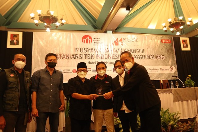Pemberian cindera mata oleh Majelis Kehormatan Ar Ir Didiek Suharjanto MT IAI (kanan) kepada Wali Kota Malang Drs H Sutiaji (tengah). Foto : Feni Yusnia