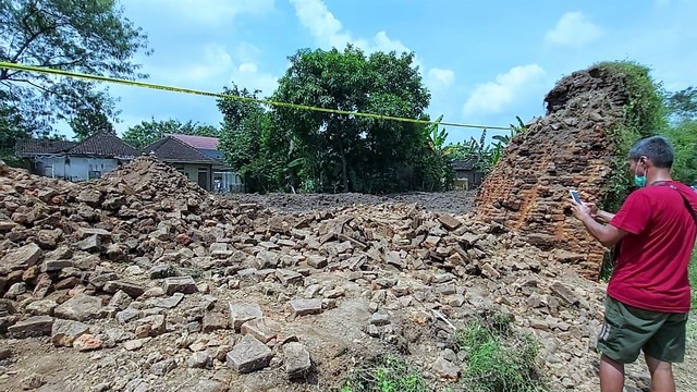Warga memotret tembok bekas Keraton Kartasura. FOTO: Fernando Fitusia