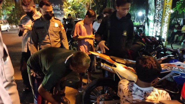 Malam Takbiran, Polisi Bojonegoro Razia Knalpot Bising, Puluhan Motor Diamankan (280973)