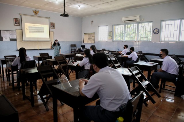 Sekolah menengah atas di Kota Tegal mulai melaksanakan simulasi pembelajaran tatap muka, Senin (7/9/2020). (Foto: Dok. Humas Pemprov Jateng)