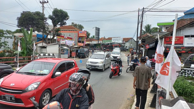 Arus lalu lintas di Jalur Tegal-Purwokerto, tepatnya di Ruas Linggapura, Tonjong Brebes terpantau padat, Sabtu (30/4/2022) siang. (Foto: Irsyam Faiz)
