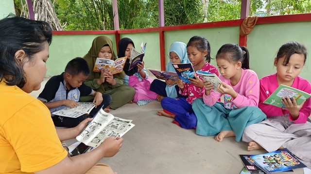 Kelompok Belajar Simpang Keramat Kids terlihat sedang asyik membaca. Foto dok : Simon Tampubolon-Yayasan Palung