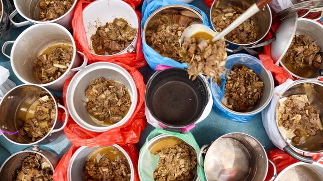 Menu kuah beulangong khas Aceh untuk dibagikan ke rumah-rumah warga di Gampong Ilie, Ulee Kareng, Banda Aceh, sebagai menu berbuka puasa. Foto: Suparta/acehkini
