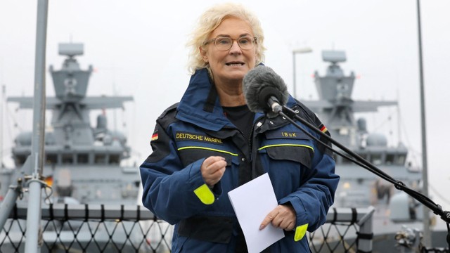 Menteri Pertahanan Jerman Christine Lambrecht menyampaikan pernyataan di pangkalan angkatan laut Warnemuende di atas korvet "Oldenburg" di Warnemuende. Foto: Bernd Wustneck / POOL / AFP